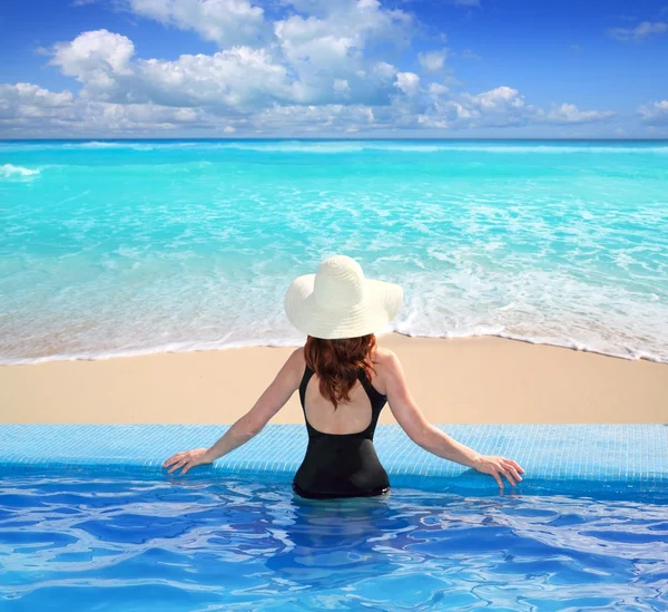 Z widokiem na Morze Karaibskie z tyłu kobieta niebieski basen — Zdjęcie stockowe