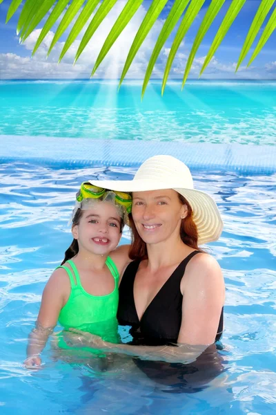Mother and daughter hug in pool tropical beach — Stock Photo, Image