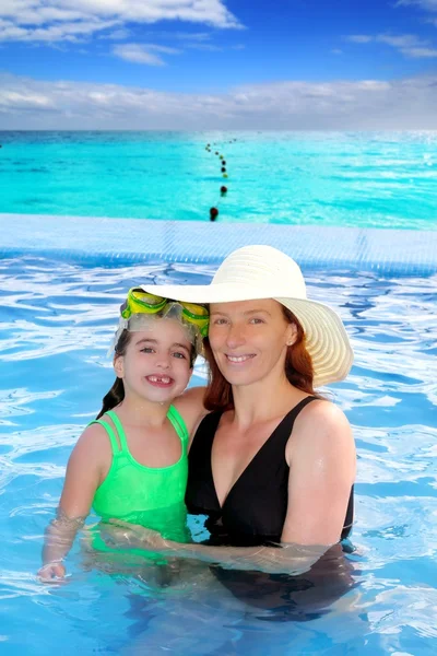 Anya és lánya ölelés medence tropical beach — Stock Fotó