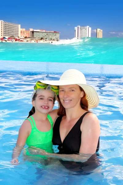 Mãe e filha abraço na piscina praia tropical — Fotografia de Stock
