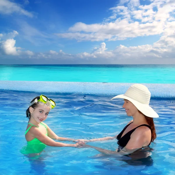Figlia e madre in piscina tropicale — Foto Stock