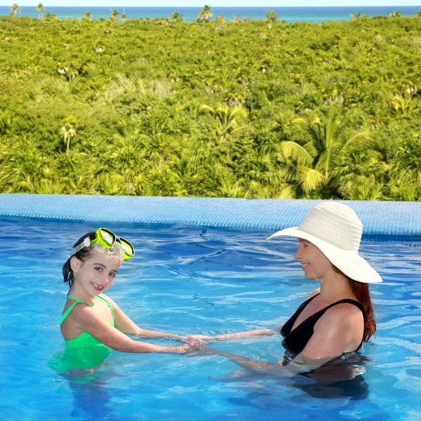 Dotter och mor i poolen tropiska — Stockfoto