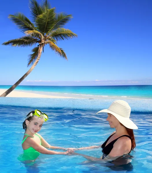 スイミング プールの熱帯の母と娘 — ストック写真