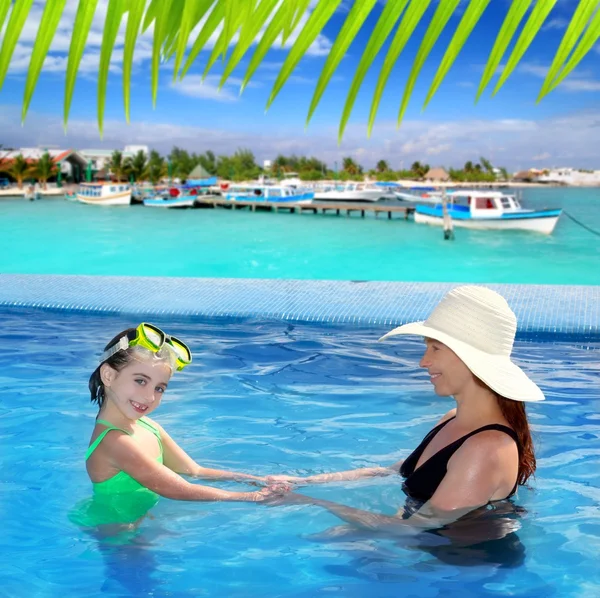Hija y madre en piscina tropical — Foto de Stock