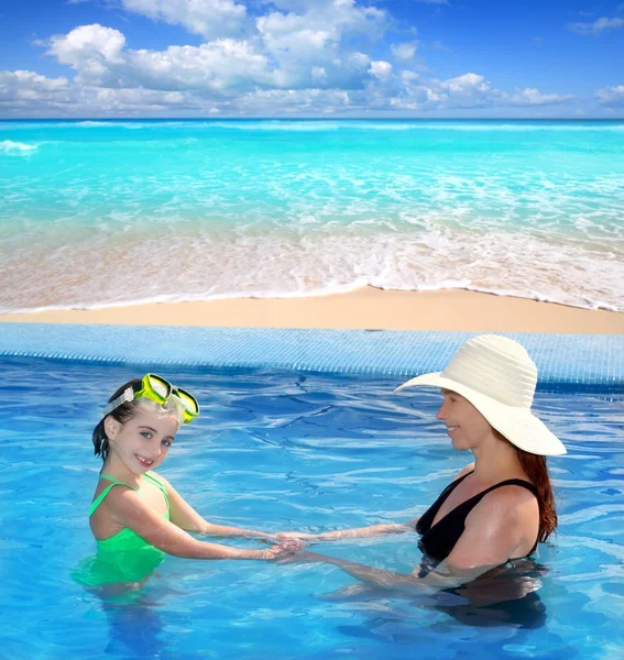 Havuz tropikal anne ve kızı — Stok fotoğraf
