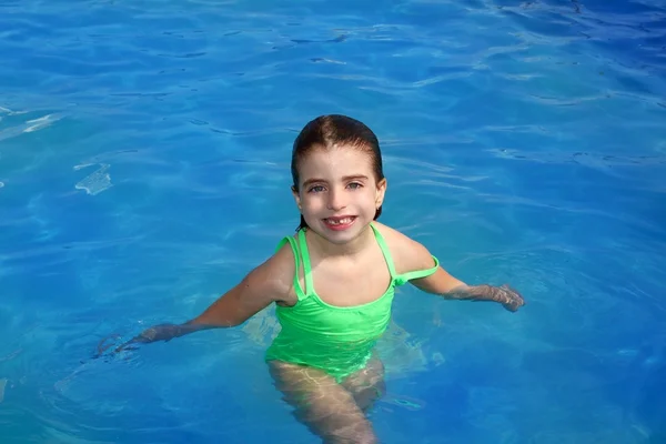 Brunette piscine petite fille souriant dents avant manquantes — Photo