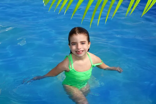 Morena piscina littke menina sorrindo faltando dentes da frente — Fotografia de Stock