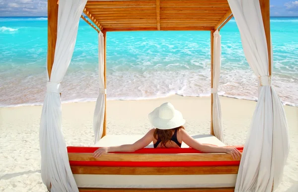 Lusthus tropisk strand kvinna bakifrån ser havet — Stockfoto