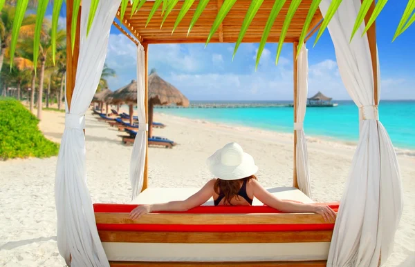 Pavilon tropical beach nő hátsó kilátás tengerre néz — Stock Fotó