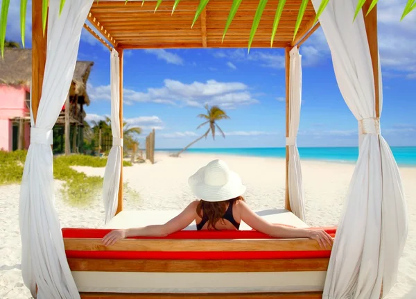 Lusthus tropisk strand kvinna bakifrån ser havet — Stockfoto