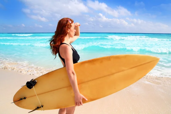 Yan görünümü sörfçü kadın tropikal deniz dalgaları arıyorsunuz — Stok fotoğraf