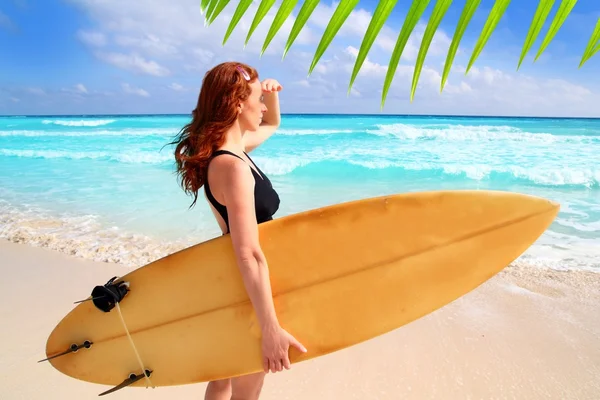 Πλευρά άποψη surfer γυναίκα τροπική θάλασσα ψάχνει κύματα — Φωτογραφία Αρχείου