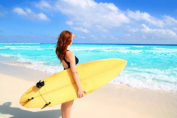 Stronie widoku internauta kobieta tropikalne morze patrząc fale — Zdjęcie stockowe