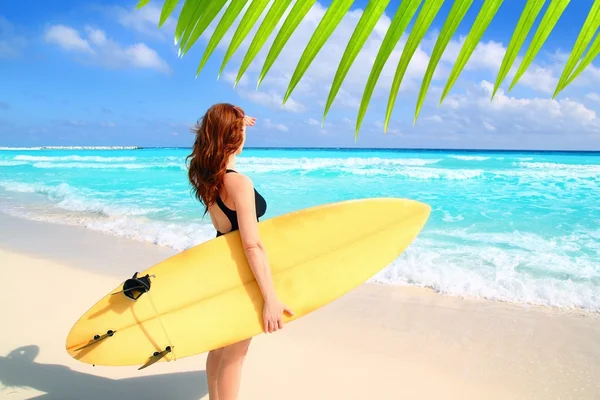 Πλευρά άποψη surfer γυναίκα τροπική θάλασσα ψάχνει κύματα — Φωτογραφία Αρχείου