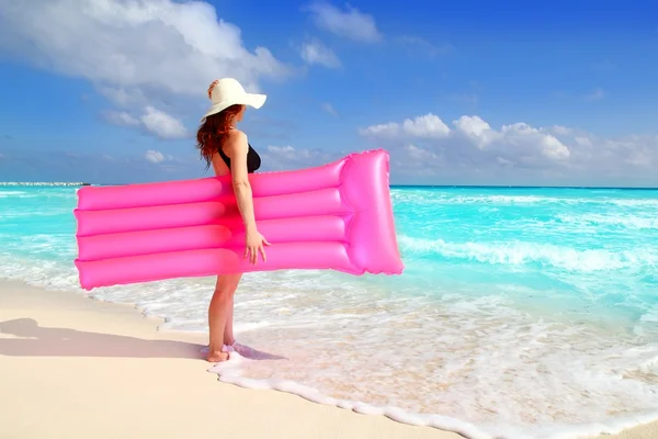 Praia mulher flutuante lounge rosa tropical Caribe — Fotografia de Stock