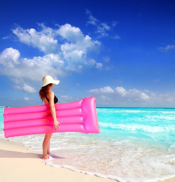 Vrouw zwevende lounge roze tropische Caribische strand — Stockfoto