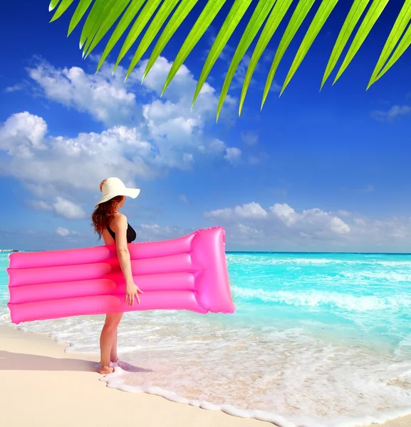Vrouw zwevende lounge roze tropische Caribische strand — Stockfoto