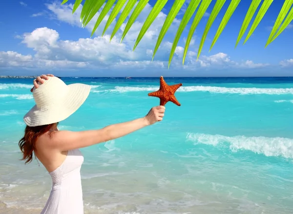Stranden hatt kvinna sjöstjärnor i hand tropiska Karibien — Stockfoto