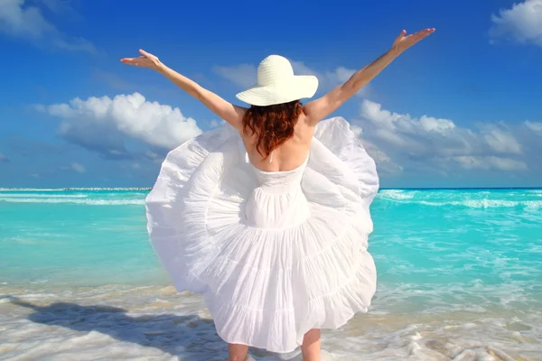 Spiaggia posteriore donna vento agitazione vestito bianco — Foto Stock