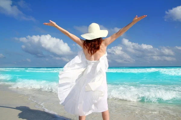 Παραλία πίσω γυναίκα άνεμος τίναγμα λευκό φόρεμα — Φωτογραφία Αρχείου