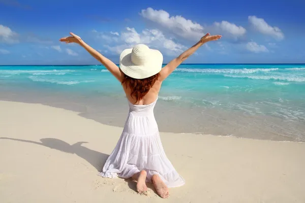 Karaibów plaży kobieta tylne na kolanach otwarte ramiona — Zdjęcie stockowe
