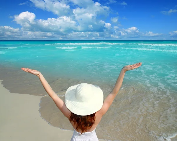 Cappello donna spiaggia caraibico vista posteriore braccia aperte — Foto Stock