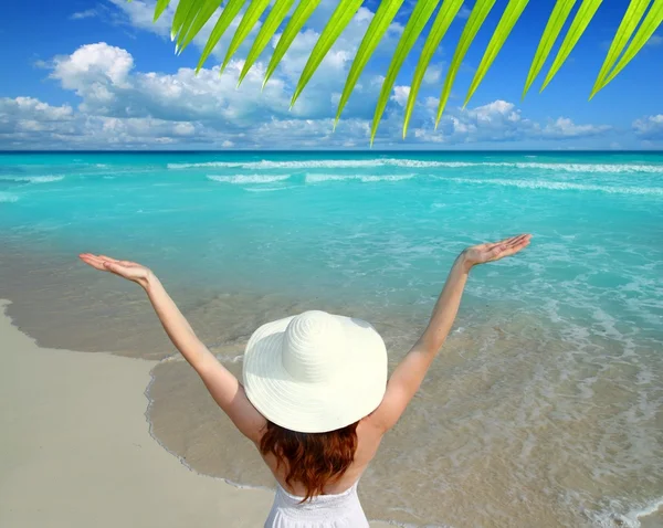 Caribe praia mulher vista traseira chapéu de braços abertos — Fotografia de Stock