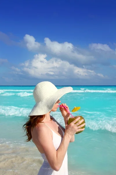 Kokosnoot verse cocktail profiel strand vrouw drinken — Stockfoto