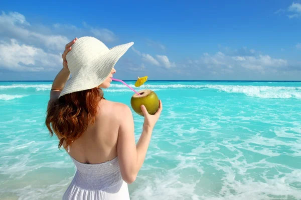 Καρύδας φρέσκα κοκτέιλ προφίλ παραλία γυναίκα πόσιμο — Φωτογραφία Αρχείου
