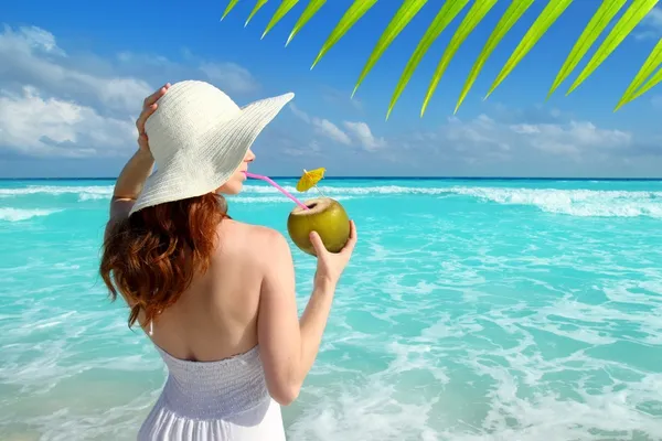 Kokosnoot verse cocktail profiel strand vrouw drinken — Stockfoto