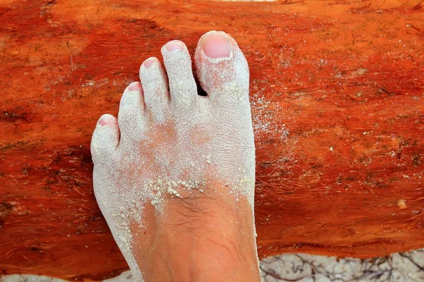 Karibský bílý písek v člověka poplatek na dřevo — Stock fotografie
