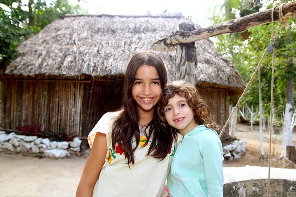 印度玛雅拉丁女孩与她的白种人朋友 — 图库照片