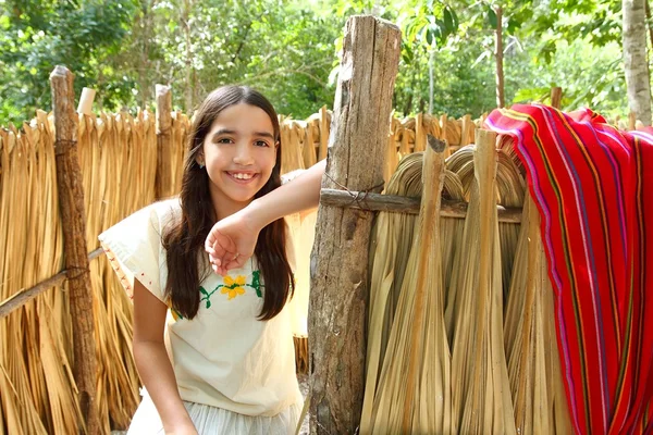 墨西哥印第安玛雅拉丁女孩在丛林间小木屋房子 — 图库照片
