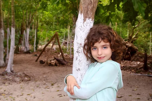 Маленькая девочка-туристка позирует в джунглях Ривьеры Майя — стоковое фото