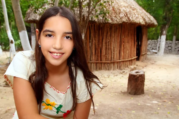 Μεξικού ινδική κορίτσι Λατινική Μάγια στην καμπίνα σπίτι ζουγκλών — Φωτογραφία Αρχείου