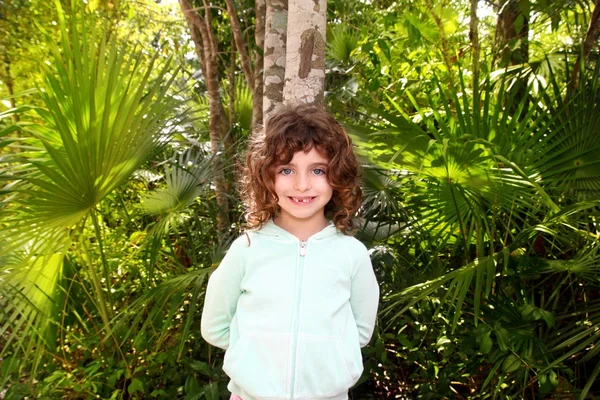 Mało turystycznych dziewczyna pozuje w dżungli, Riwiera Majów — Zdjęcie stockowe