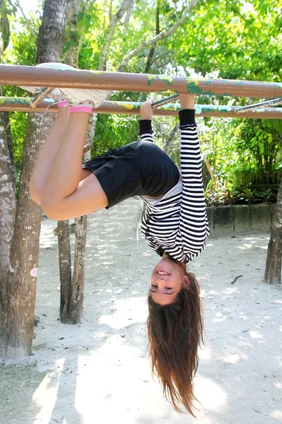 Hispanique latino adolescent fille jouer dans parc aire de jeux — Photo