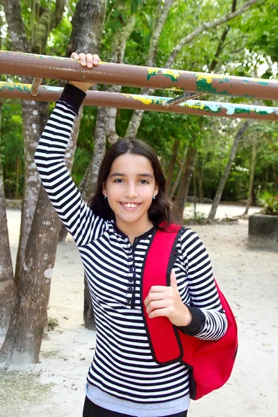 西班牙裔拉丁十几岁的女孩背包在墨西哥公园 — 图库照片