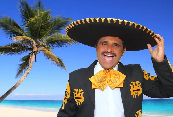 Ubrany mariachi śpiew krzyk w Meksyku plaża — Zdjęcie stockowe