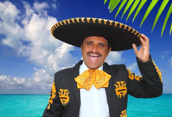 Charro mariachi cantando gritos en la playa de México — Foto de Stock