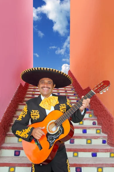 Charro Mariachi tocando la guitarra en la escalera de México — Foto de Stock
