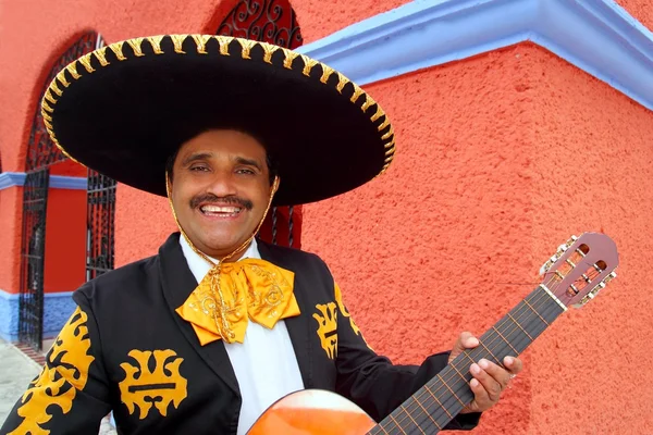 Charro mariachi hrací kytara Mexiko domy — Stock fotografie