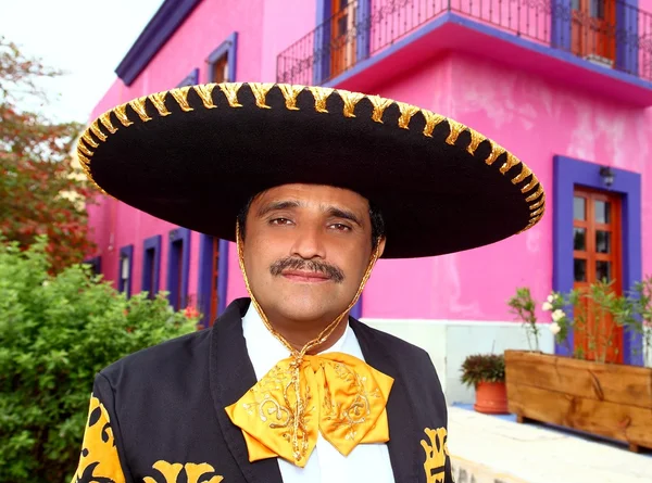 Charro messicano Mariachi ritratto in casa rosa — Foto Stock