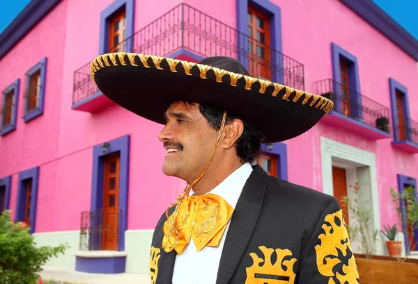 Retrato de Mariachi mexicano Charro en casa rosa — Foto de Stock