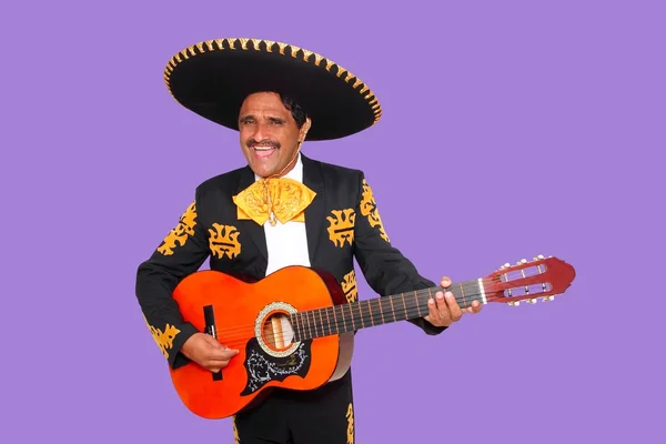 Charro Mariachi singt Gitarre auf lila — Stockfoto