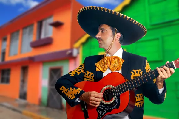 Charro Mariachi joue de la guitare Mexique maisons — Photo
