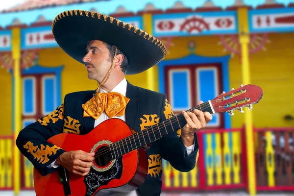查罗乐队弹吉他墨西哥房子 — 图库照片