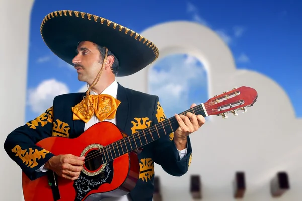 Παίζοντας κιθάρα mariachi τσάρο Μεξικό σπίτια — Φωτογραφία Αρχείου