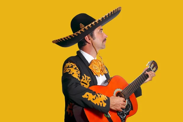 Charro Mariachi tocando la guitarra en amarillo —  Fotos de Stock