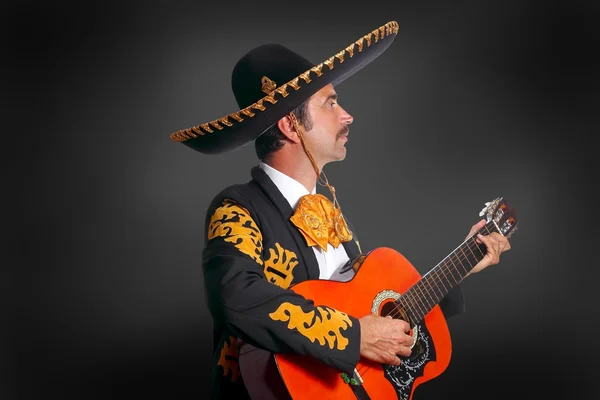 Charro Mariachi tocando la guitarra en negro —  Fotos de Stock